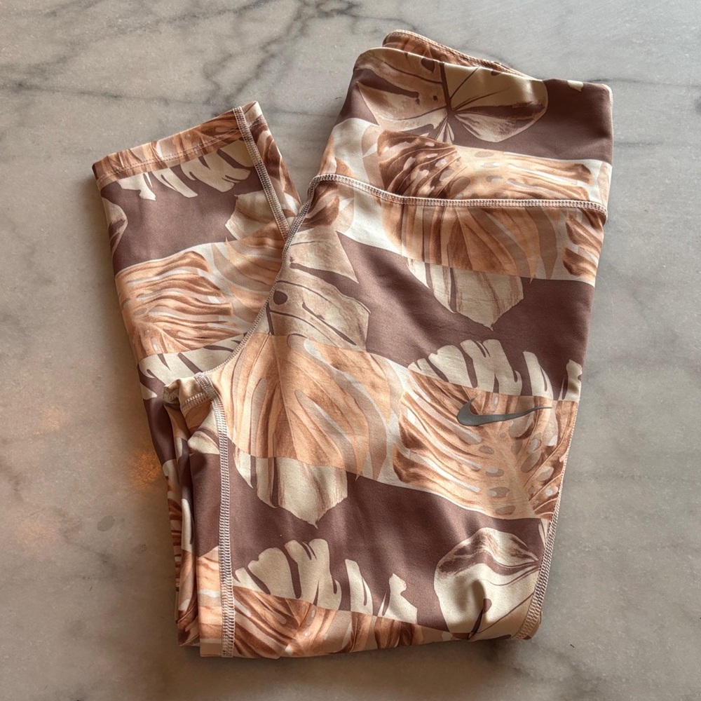 Nike Leaf Pattern Capri Leggings in Brown and Cream